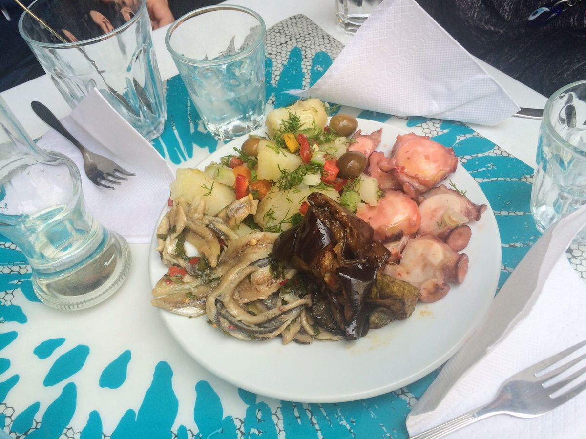 ギリシャ飯テロ第三弾。
連日の食い倒れで胃がもたれ気味。
モツスープで胃を...