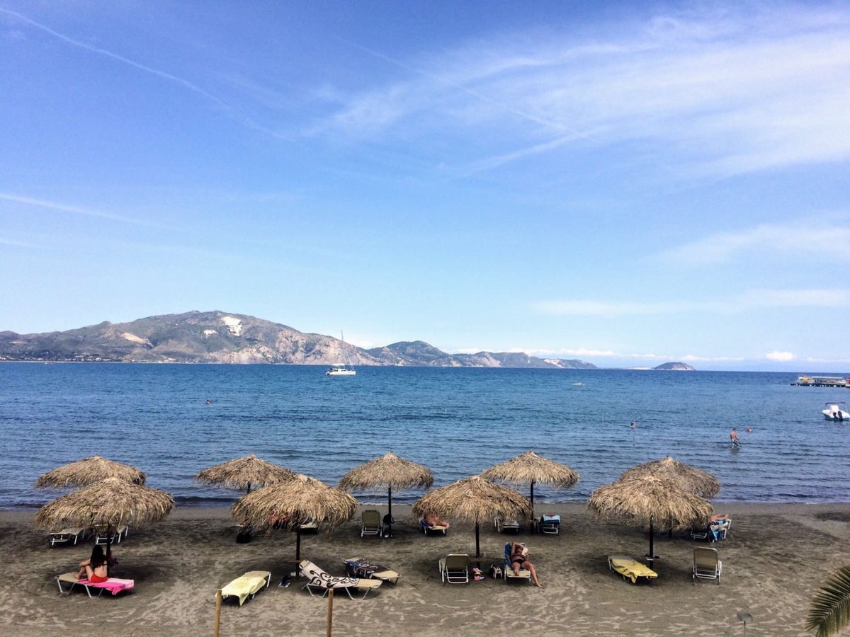 ザキントスの空港から西方向のラガナスビーチ付近。ボートで無人島、マラソニシ...