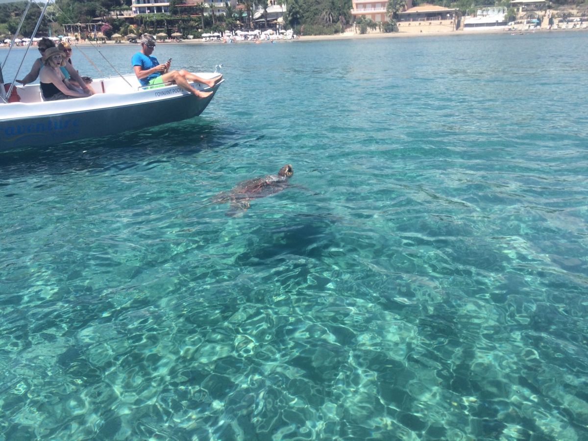 ザキントスの空港から西方向のラガナスビーチ付近。ボートで無人島、マラソニシ...