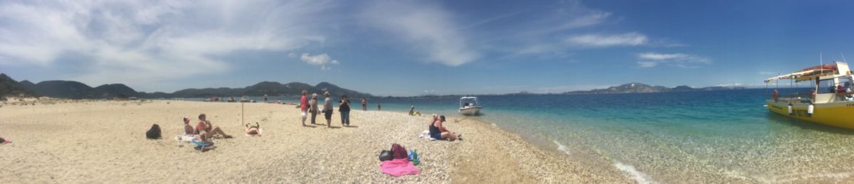 ザキントスの空港から西方向のラガナスビーチ付近。ボートで無人島、マラソニシ...