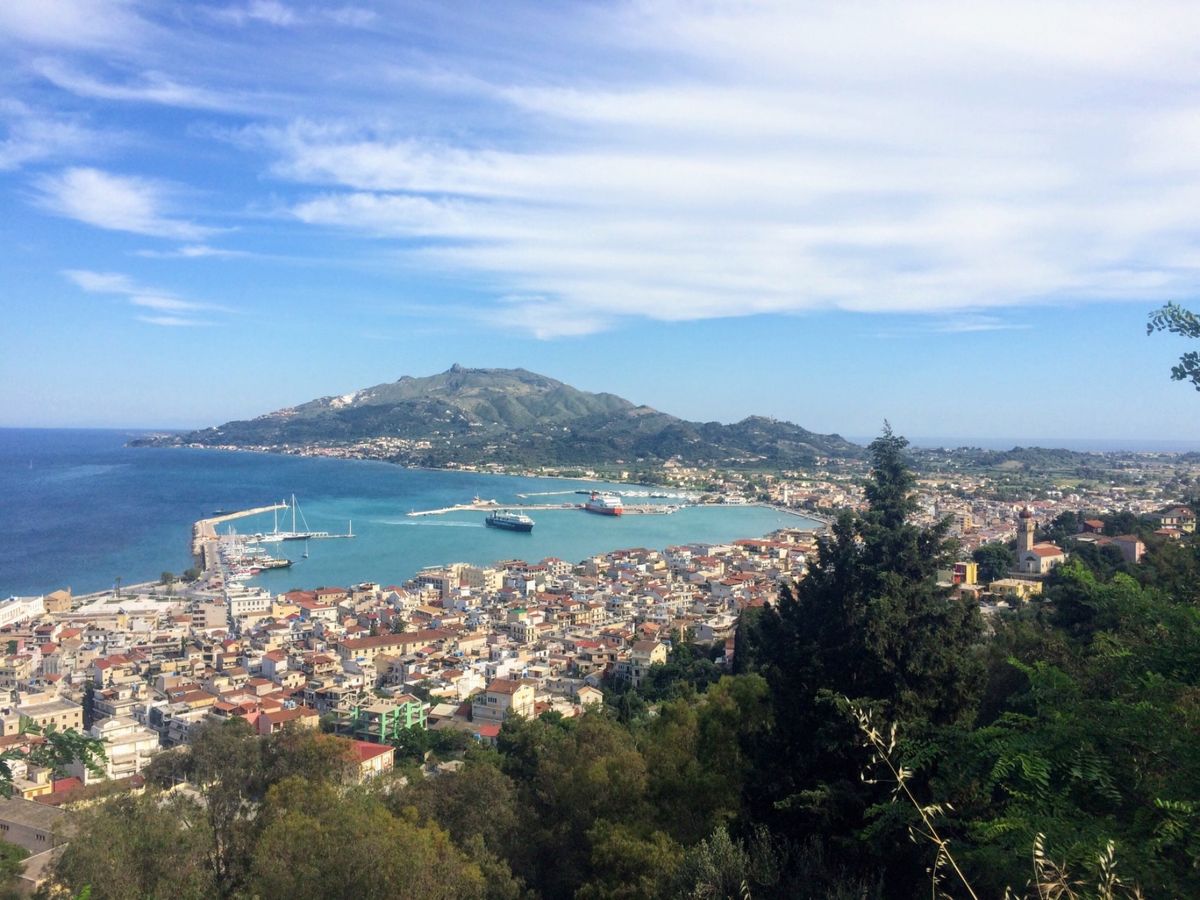 ザキントスの空港から西方向のラガナスビーチ付近。ボートで無人島、マラソニシ...