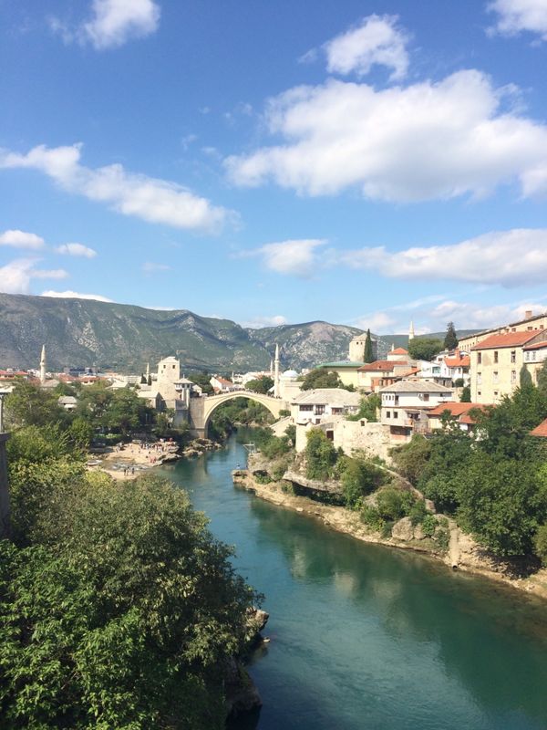 ボスニア・ヘルツェゴビナ・モスタル、トレビニェ、「モスタル日帰り旅」の写真：ネレトヴァ川にかかるスターリモスト。自力...