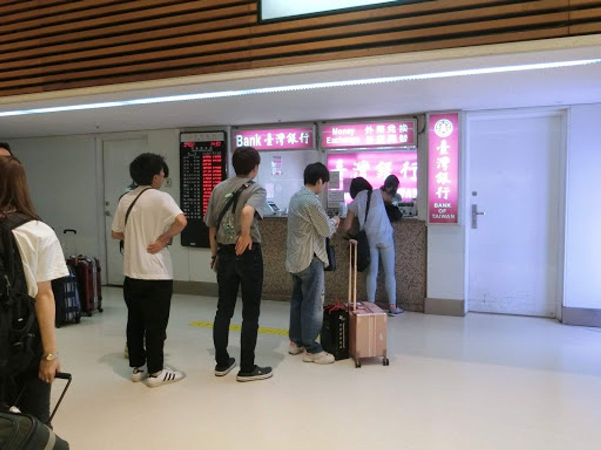 昼過ぎに着いたので、空港内の両替所は何処もOPEN。
MRTで宿を目指す。