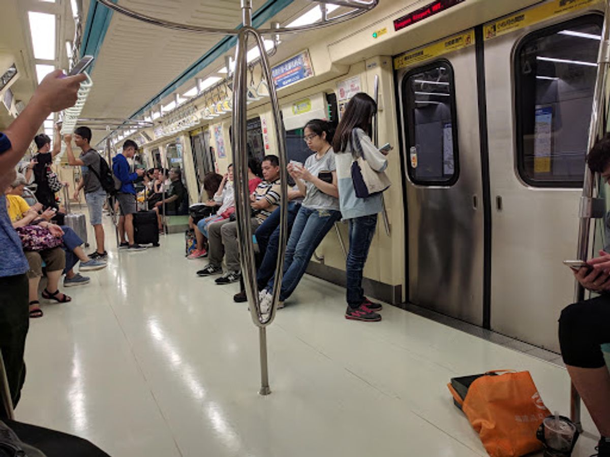 昼過ぎに着いたので、空港内の両替所は何処もOPEN。
MRTで宿を目指す。