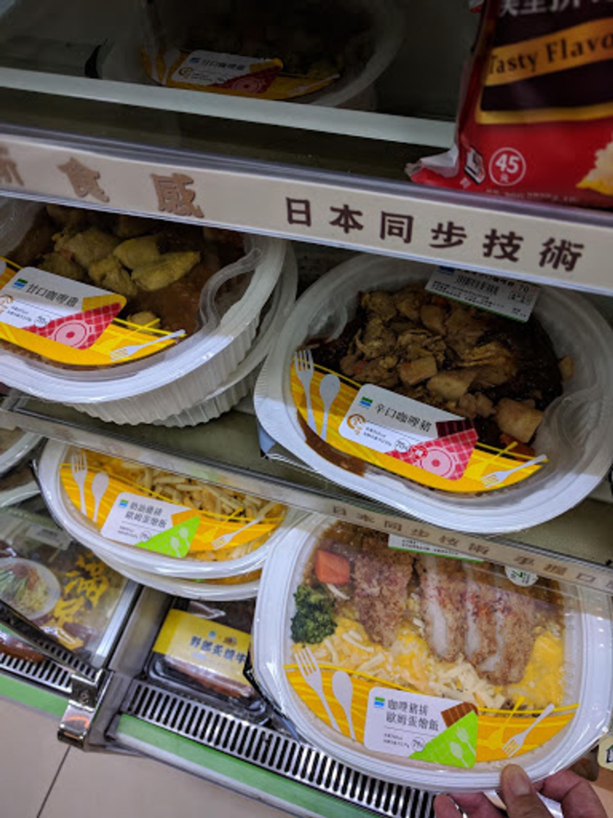 近くのファミマ。たかがコンビニ。されどコンビニ。色々と痺れる（笑）
紙パッ...