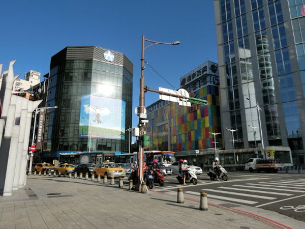 台湾・台北「台北」の写真：西門散策。スクーター社会。
何が書いてあ...