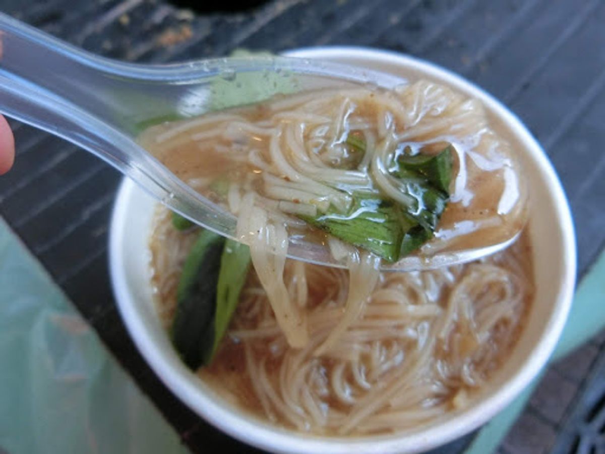 台湾1食目はここ。30℃超えの中、トロミのついた麺を食べて、汗だく(T ^...