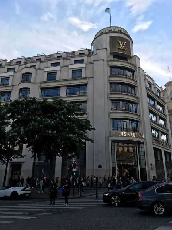 フランス「「パリ 私の夢だから」の巻」の写真：ルイヴィトン本店✨
でも今回の旅は、ブラ...