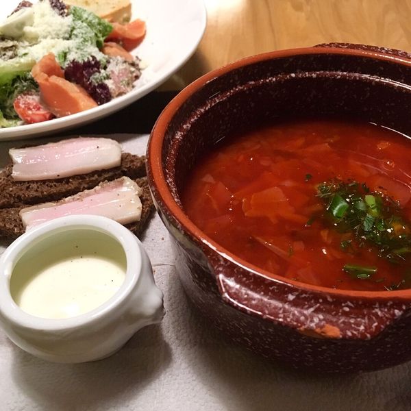 ロシア連邦・ウラジオストク「雨のウラジオストク」の写真：ロシアのスタバ的なコーヒーを飲んでレスト...