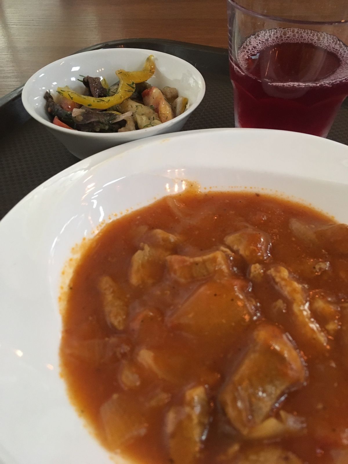 シベリア鉄道ウラジオストク駅のすぐ近くの空港行きのアエロエクスプレス専用駅...