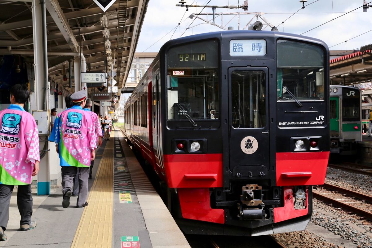 郡山と喜多方を結ぶ観光列車「フルーティアふくしま」

車内では福島名産の桃...