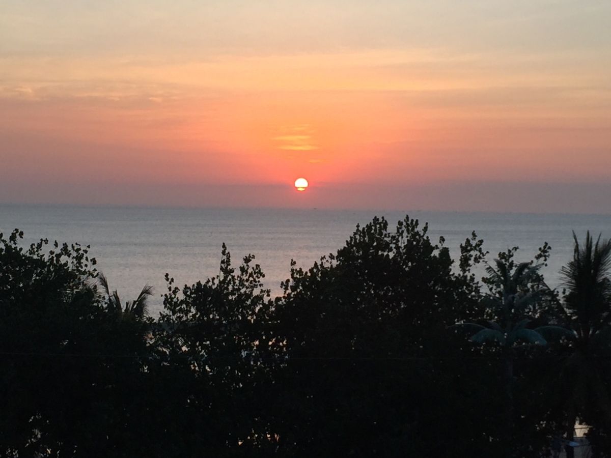 オーシャンビューの部屋からサンセットが見れた。
幸せなひととき。