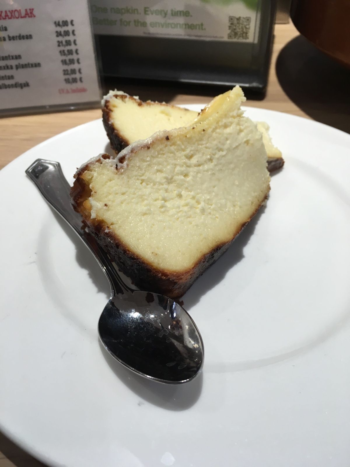 バルをはしごして、バスクチーズケーキも毎日食べて満足。