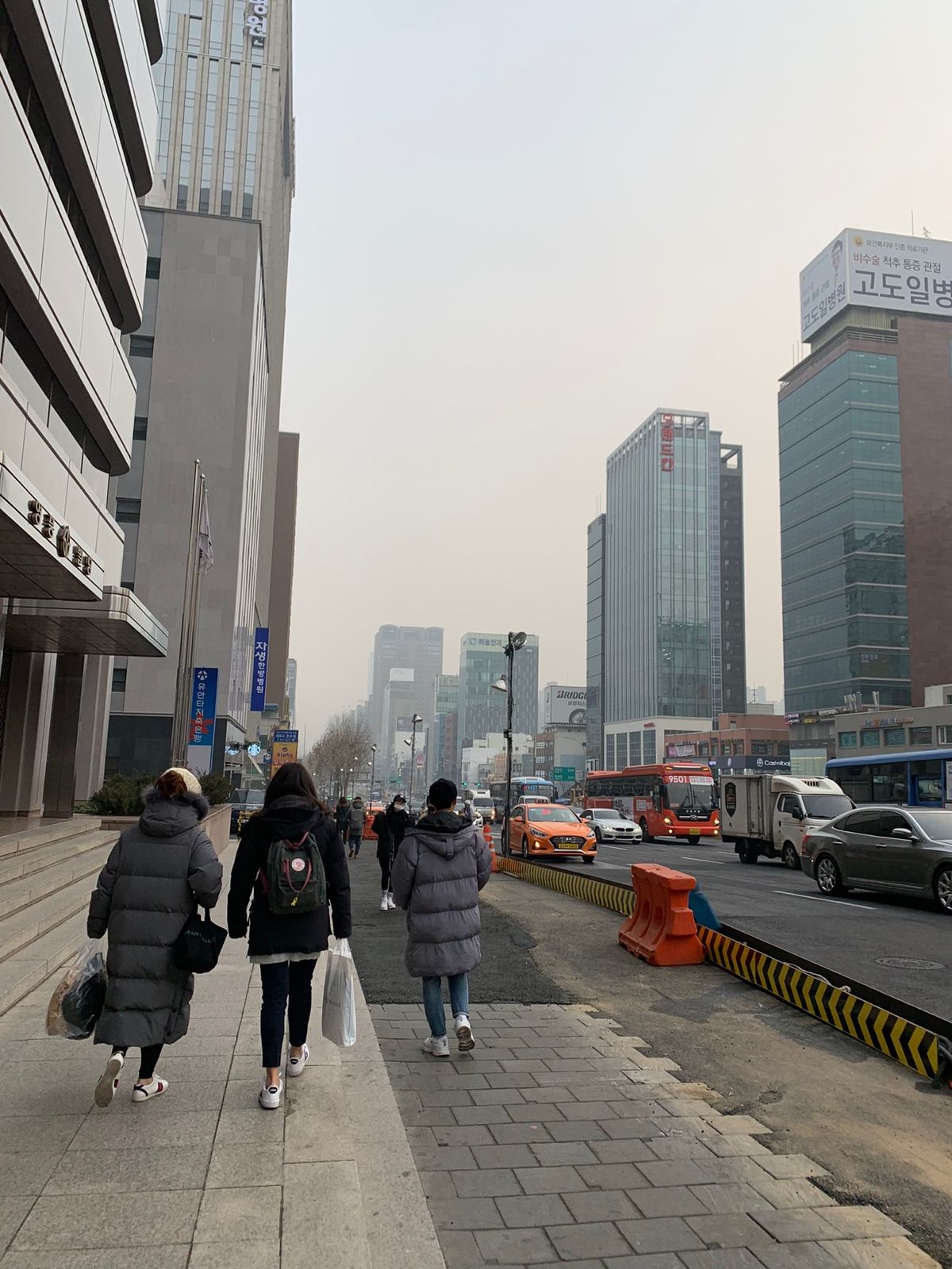 行き6:10羽田発、帰り21:20仁川発。
この日はPM2.5がすごくて空...
