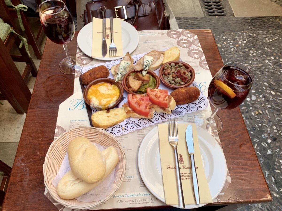 グラナダでフランス留学してた友人と合流🧡
バル巡りはバルセロナって思ってい...