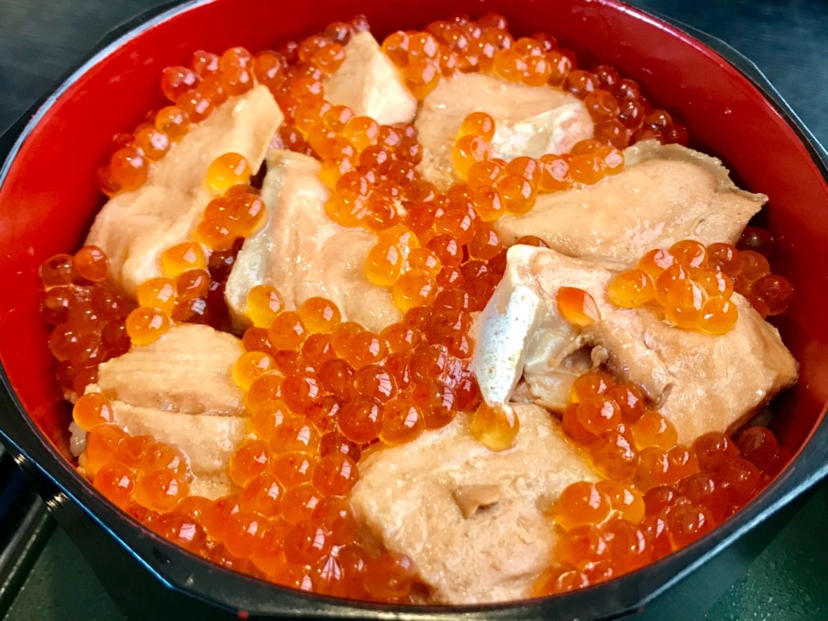 宮城県亘理町の名物、はらこ飯

酒の煮汁で炊いたご飯に鮭の身とイクラがたっ...
