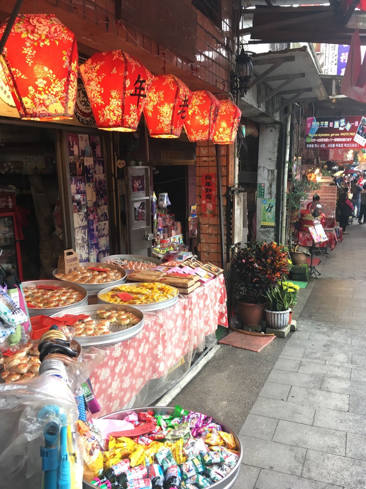 十分でランタン上げと九份で観光と夕飯。残念ながら九份は結構な雨で、傘と人だ...