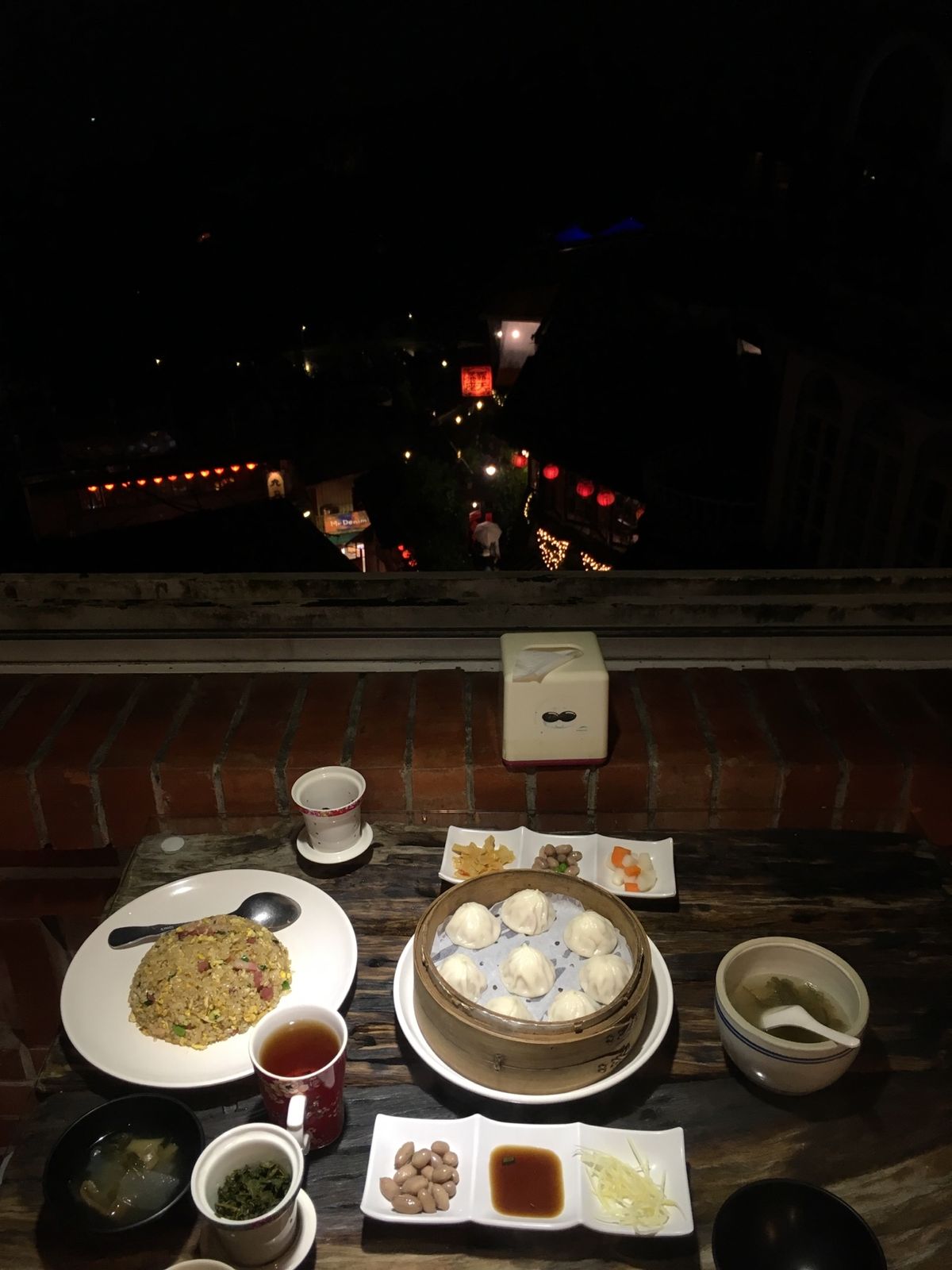 十分でランタン上げと九份で観光と夕飯。残念ながら九份は結構な雨で、傘と人だ...