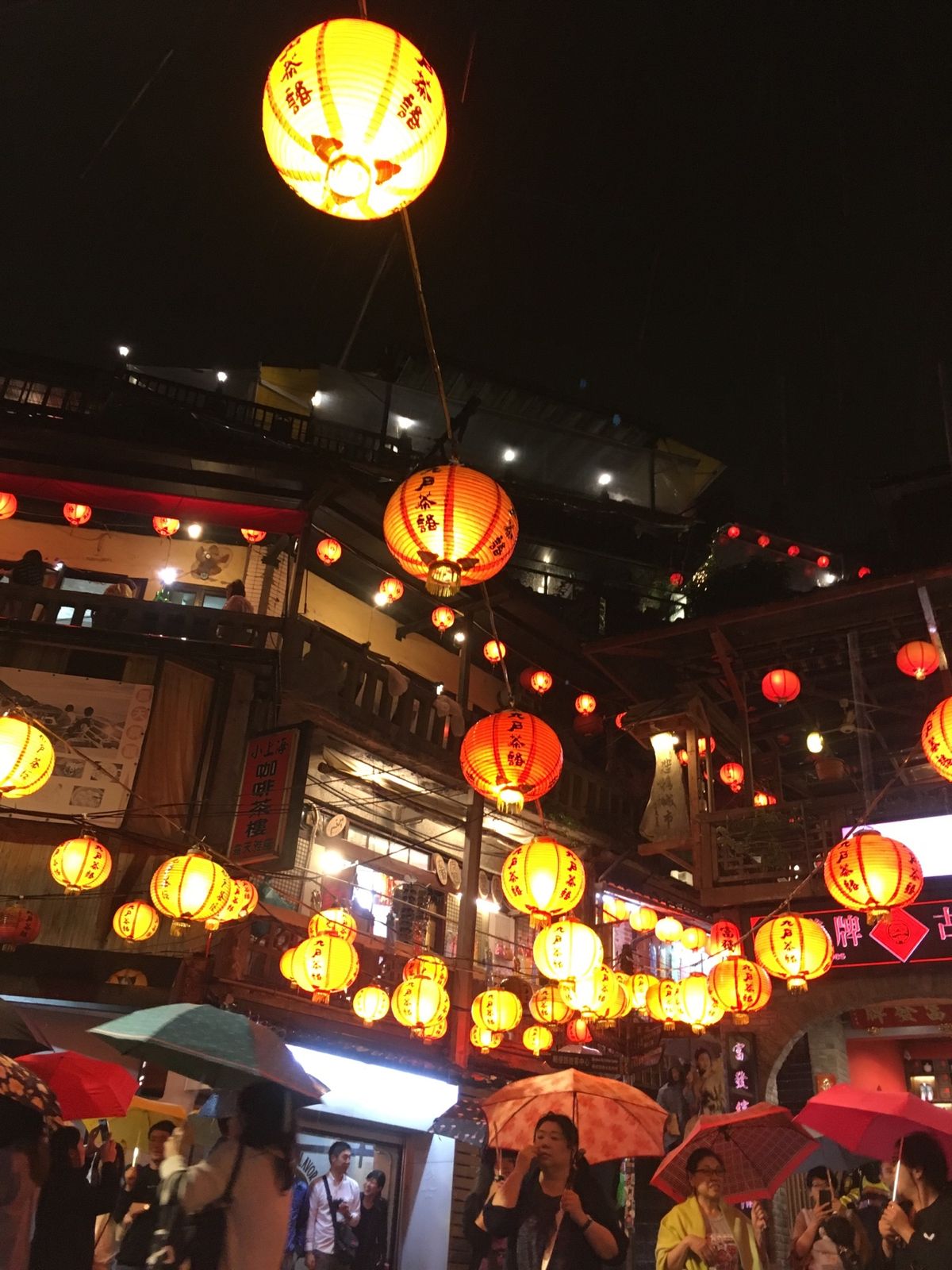 十分でランタン上げと九份で観光と夕飯。残念ながら九份は結構な雨で、傘と人だ...
