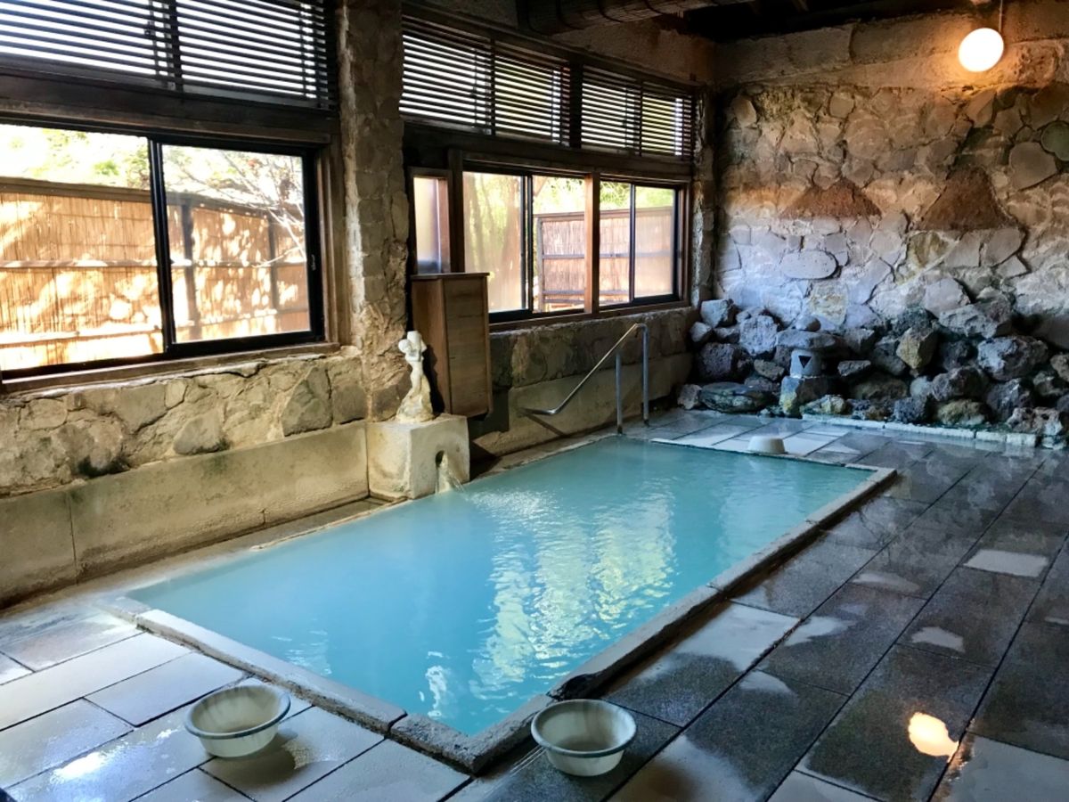 高湯温泉の「安達屋旅館」

混浴大露天風呂、2つの貸切露天風呂などで、硫黄...
