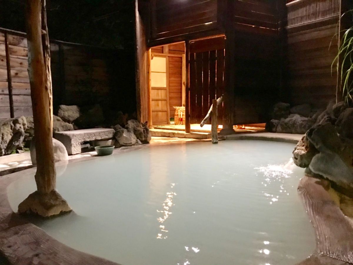 高湯温泉の「安達屋旅館」

混浴大露天風呂、2つの貸切露天風呂などで、硫黄...