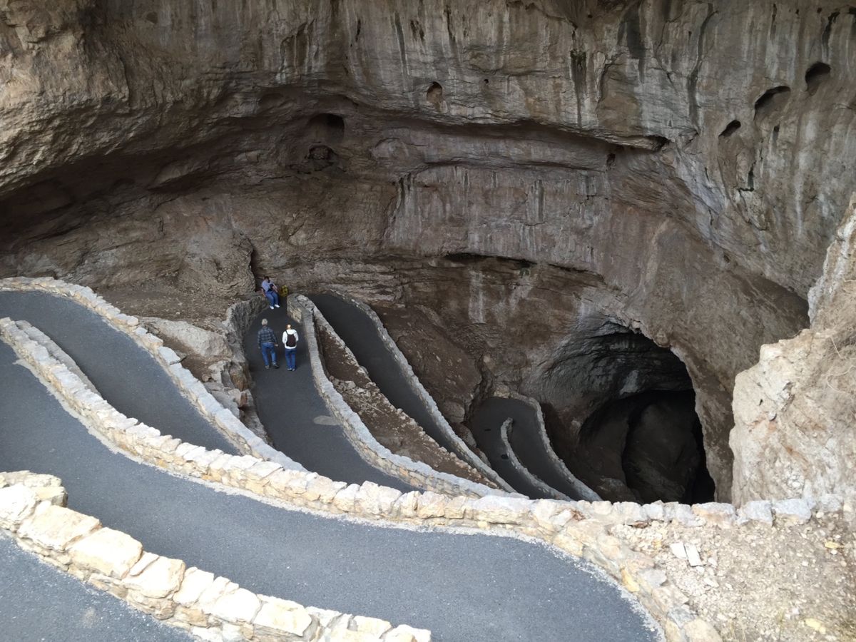 カールスバッド。洞窟の中は、かなり広いです。途中、休憩できるカフェがありま...