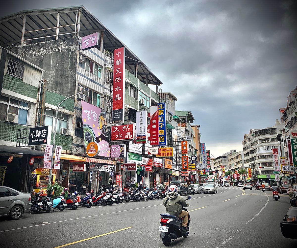 高雄の街並み。台北よりローカル感が強くて、好きだわ。