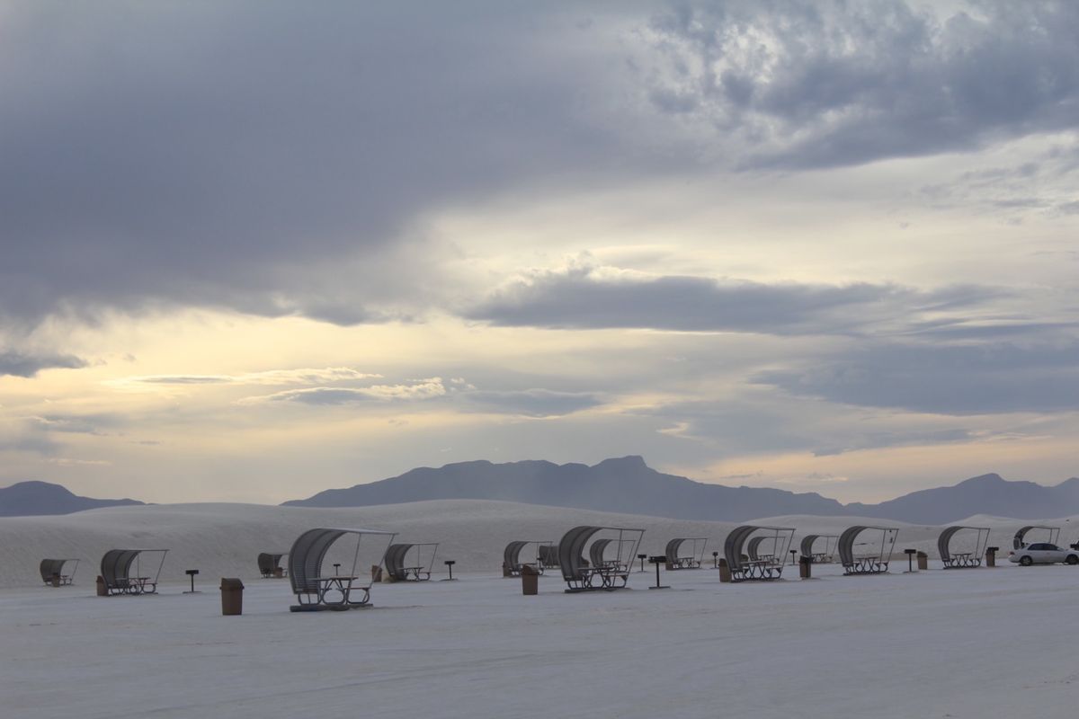 ホワイトサンズ。白いのは砂ではなく、ギプスの素になる石膏です。赤いボードみ...