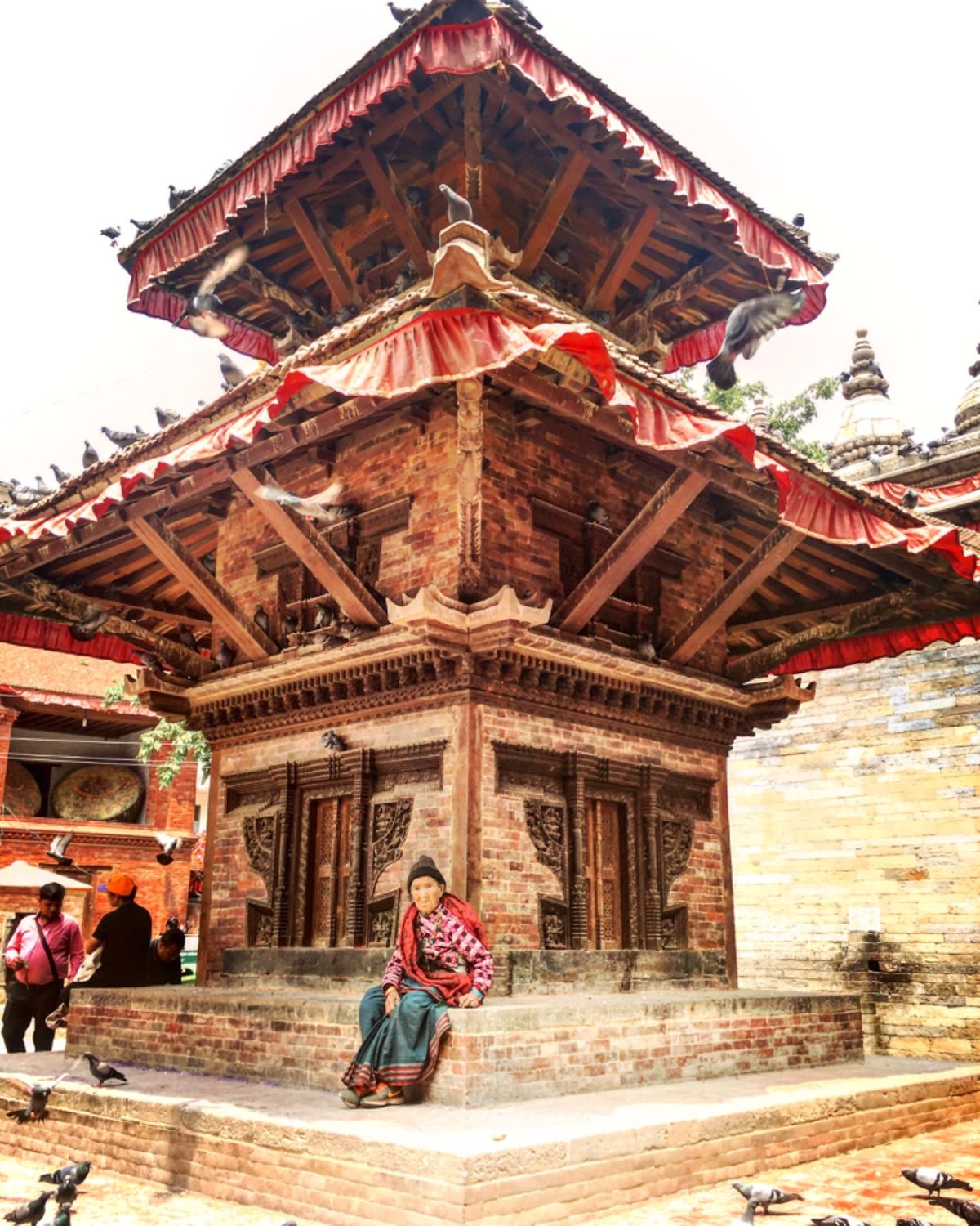 カトマンズのダルバール広場。人と鳩の憩いの場。