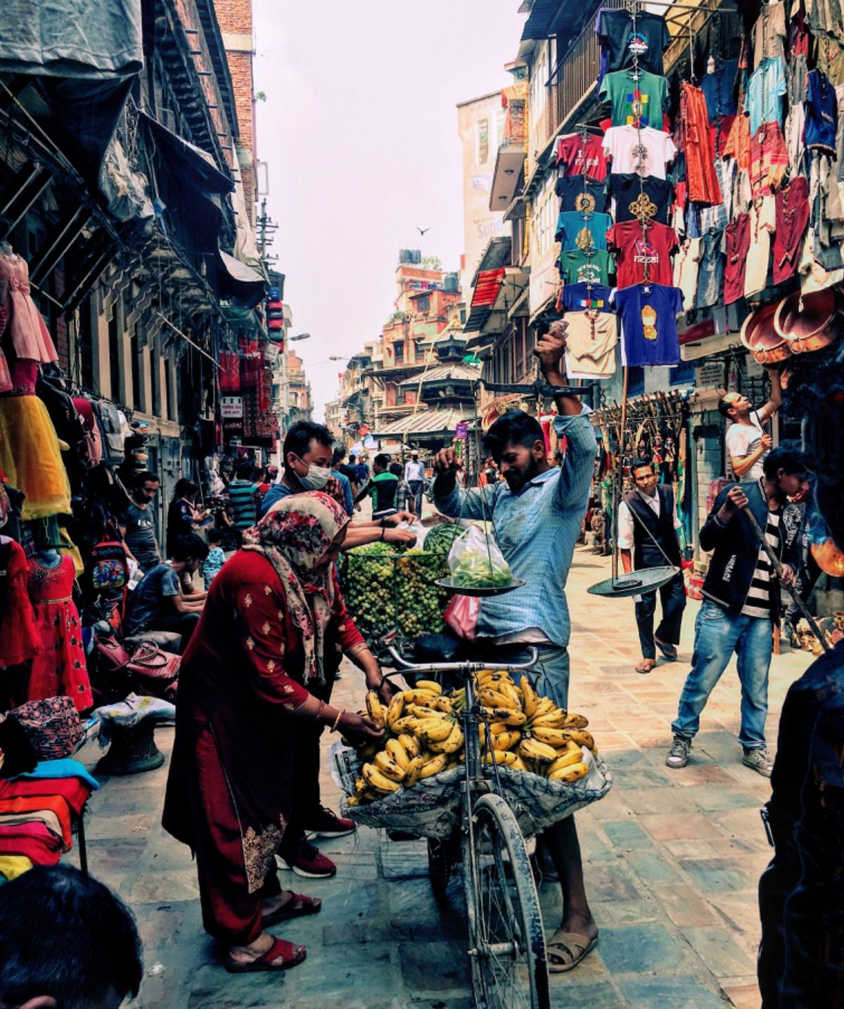 カトマンズの街並みめっちゃかっこいい。今にも崩れそうな建物が、寄り添い合っ...