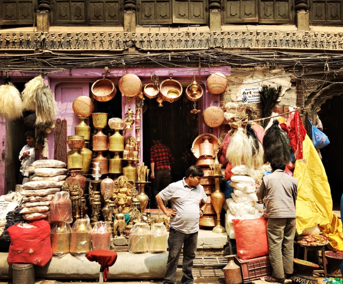 カトマンズの街並みめっちゃかっこいい。今にも崩れそうな建物が、寄り添い合っ...
