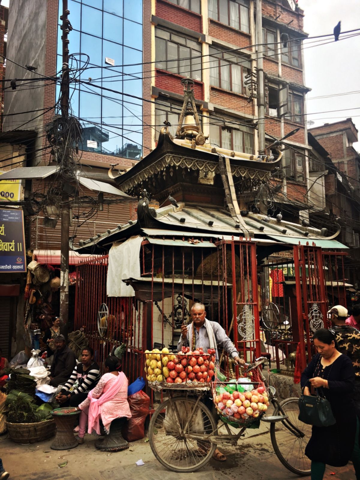 カトマンズの街並みめっちゃかっこいい。今にも崩れそうな建物が、寄り添い合っ...