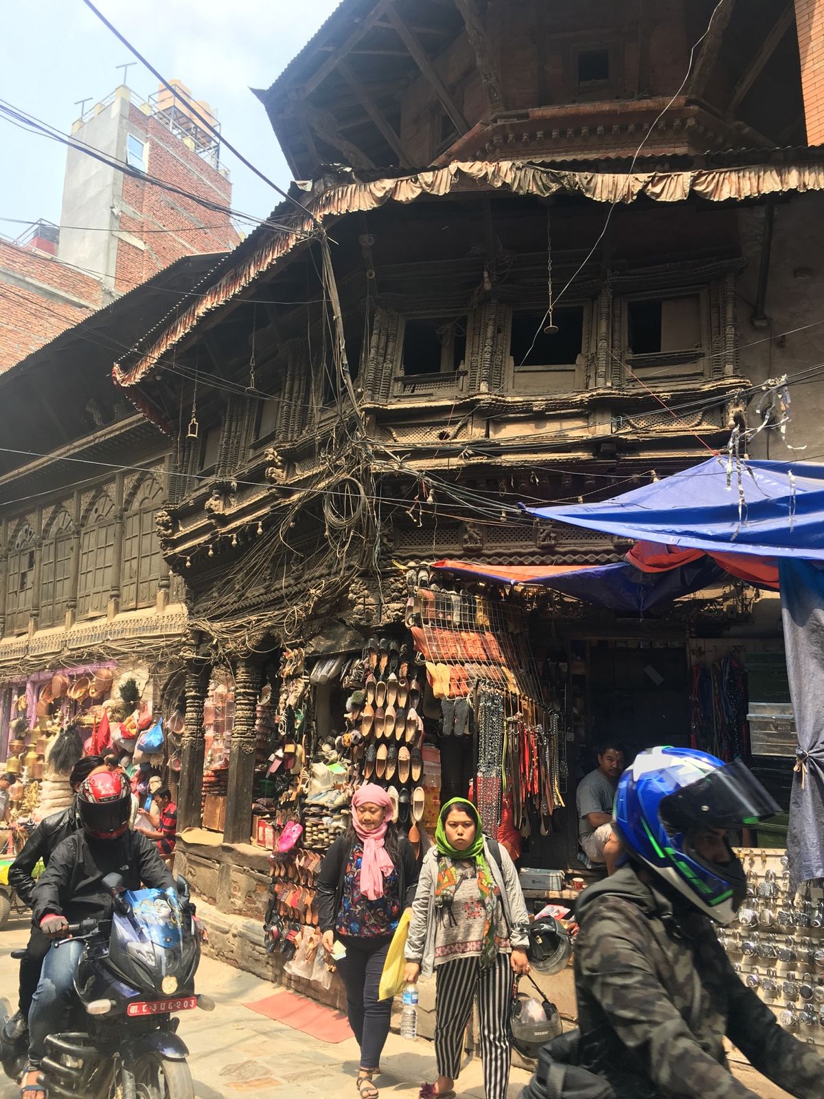 カトマンズの街並みめっちゃかっこいい。今にも崩れそうな建物が、寄り添い合っ...