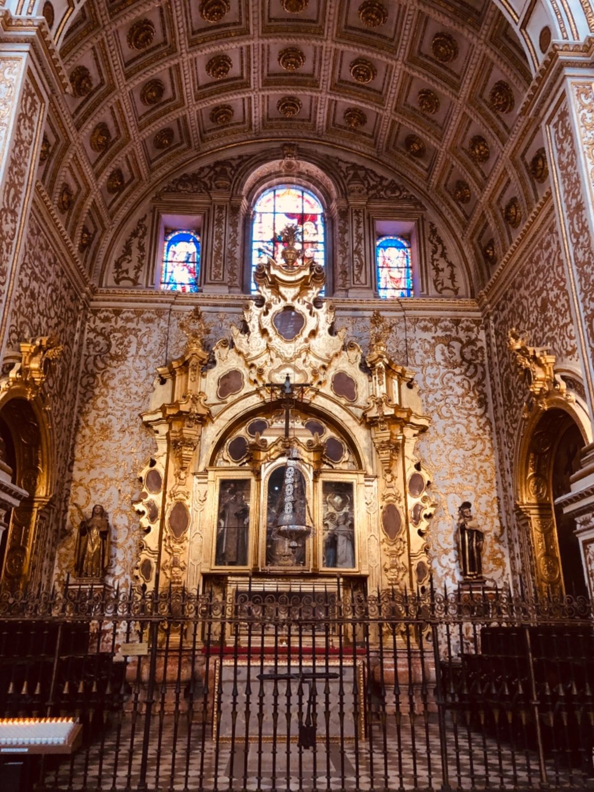 グラナダの街は女子1人安心して回れました。
大聖堂は圧巻✨
街のタパスは陽...