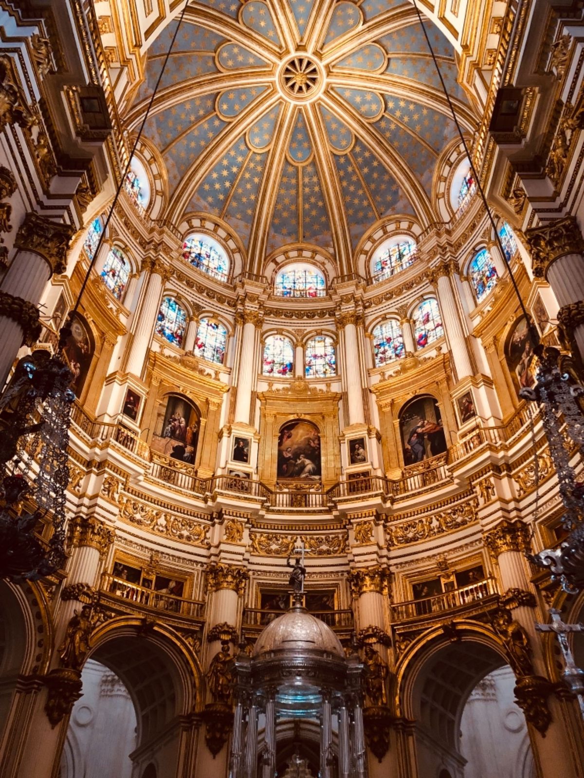 グラナダの街は女子1人安心して回れました。
大聖堂は圧巻✨
街のタパスは陽...