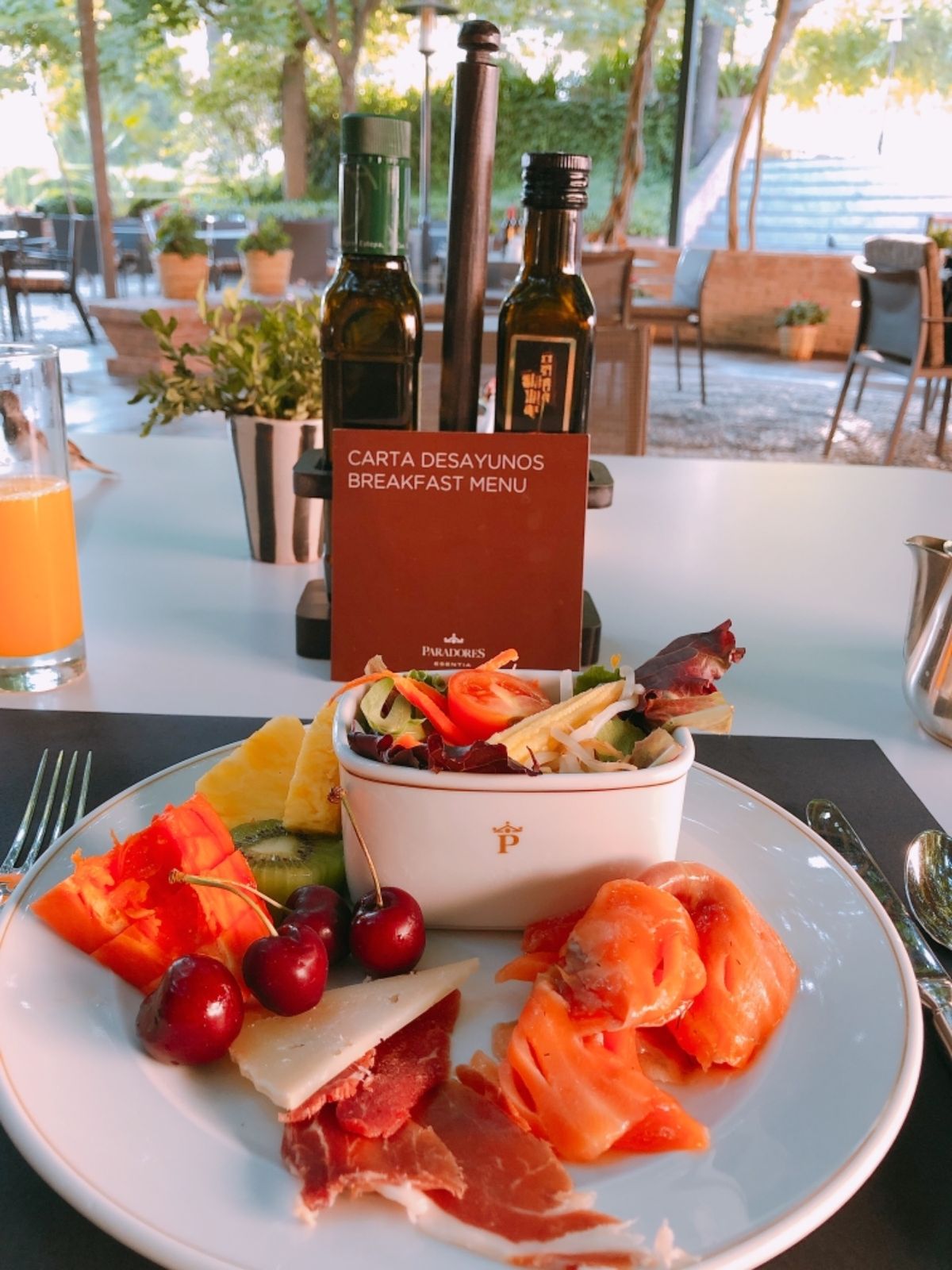 グラナダの街は女子1人安心して回れました。
大聖堂は圧巻✨
街のタパスは陽...