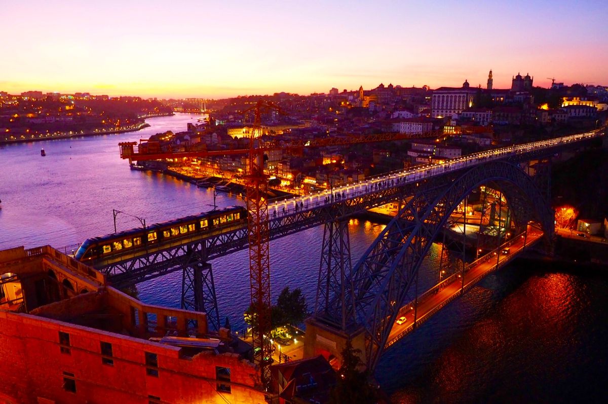 坂の町ポルトの街並み。
恐ろしく急坂だらけの街だけど、高台からみた夕日は...