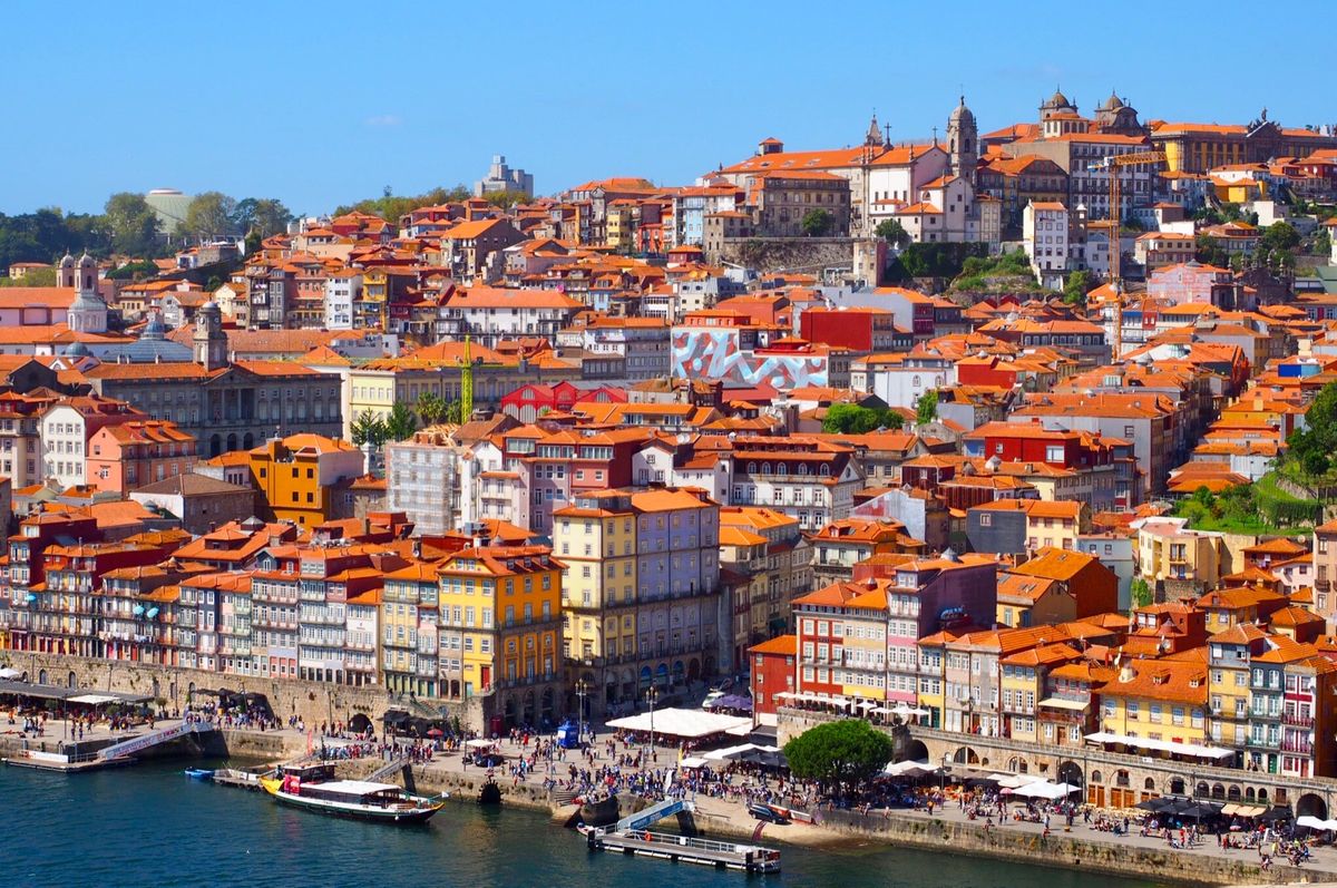 坂の町ポルトの街並み。
恐ろしく急坂だらけの街だけど、高台からみた夕日は...