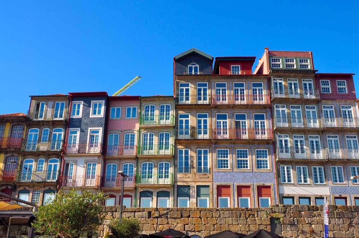 坂の町ポルトの街並み。
恐ろしく急坂だらけの街だけど、高台からみた夕日は...