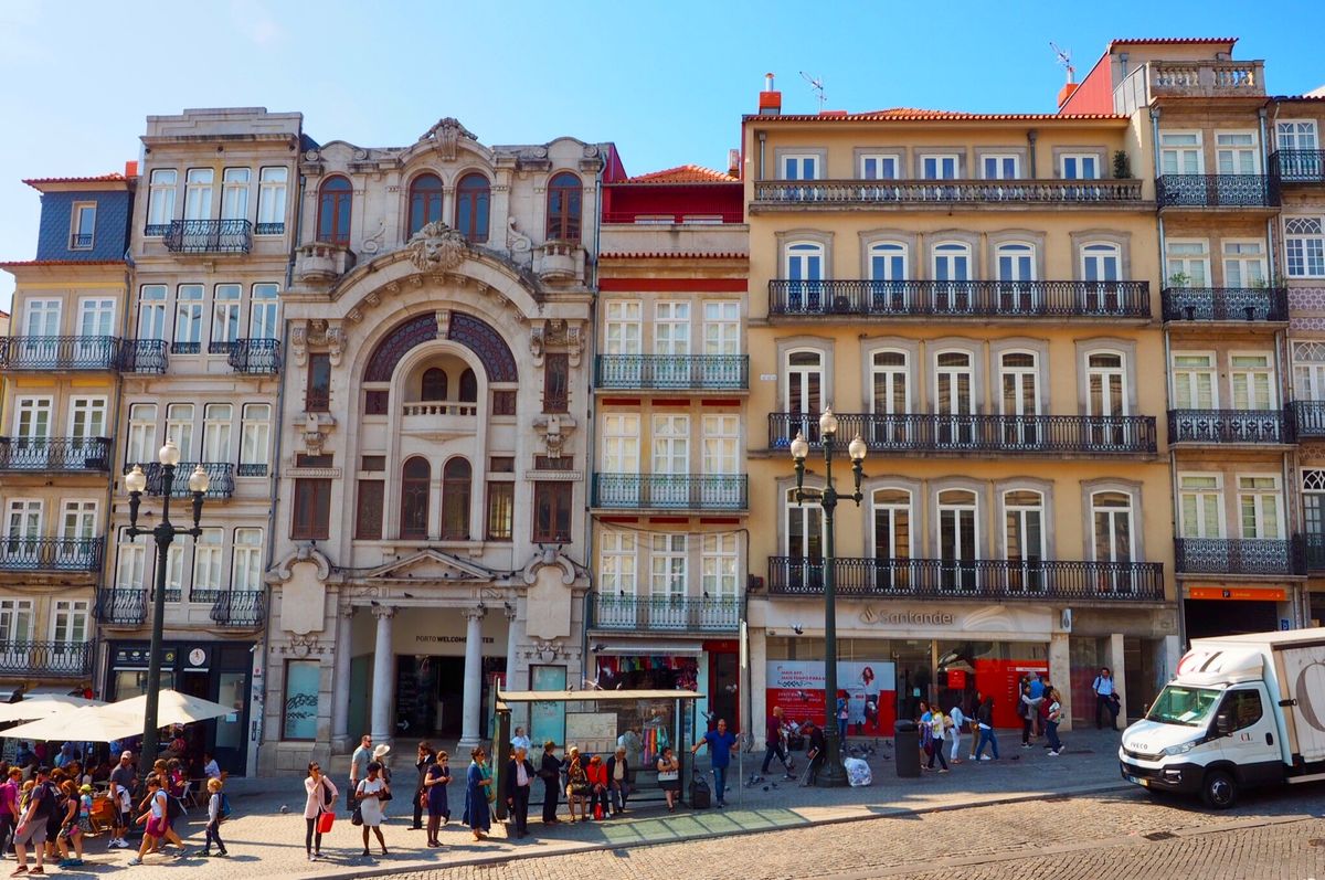 坂の町ポルトの街並み。
恐ろしく急坂だらけの街だけど、高台からみた夕日は...