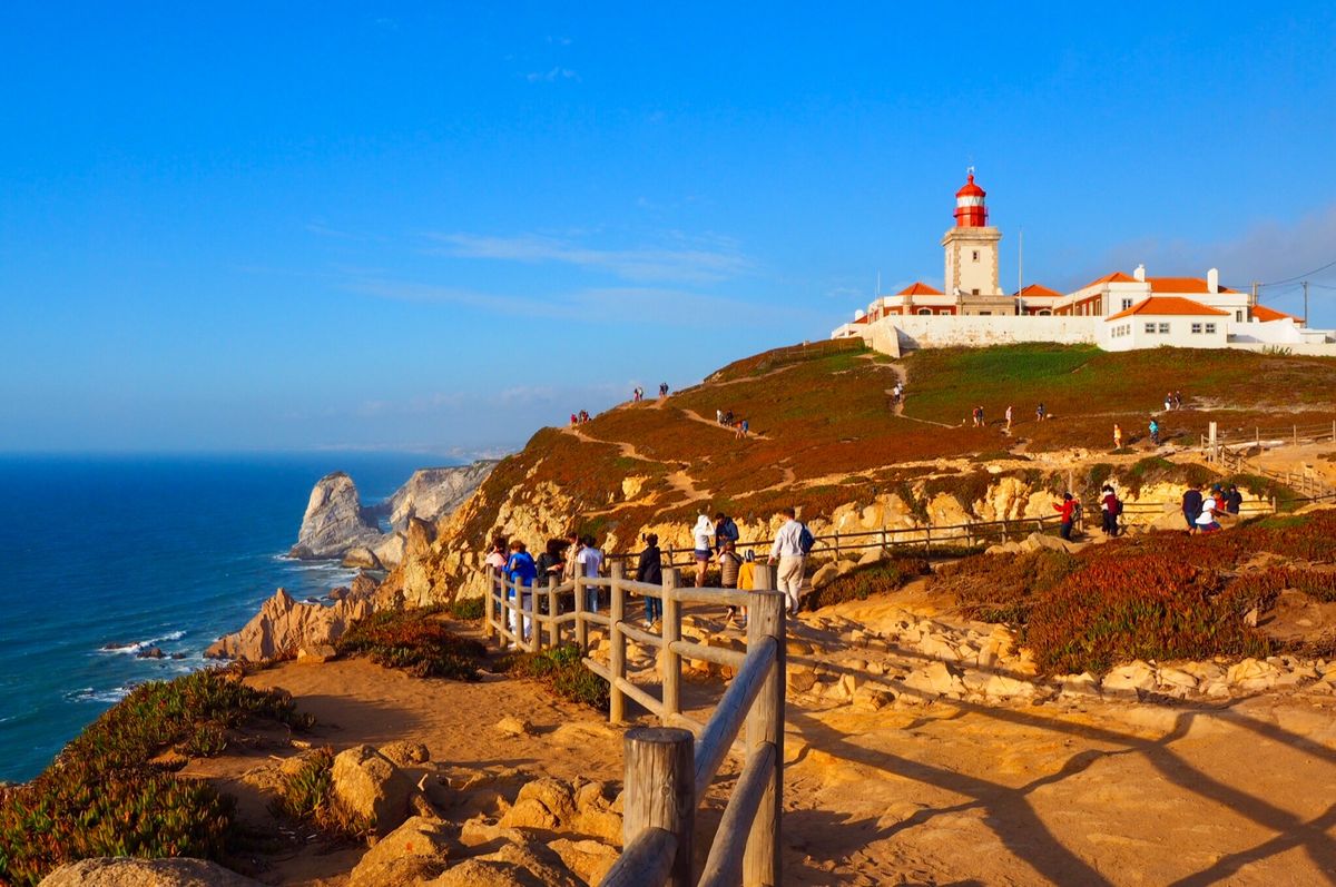 夕日でオレンジ色に染まりつつある、ヨーロッパ大陸最西端のロカ岬。
強風で...