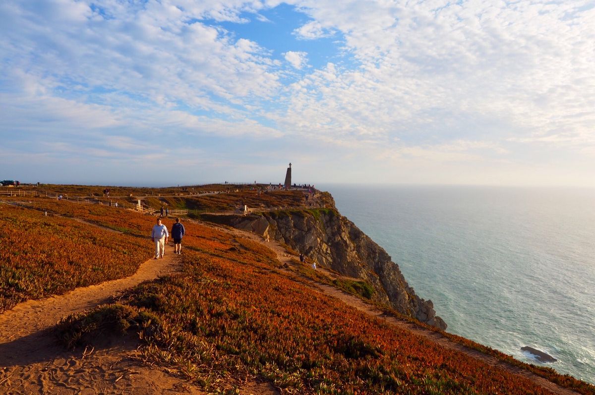 夕日でオレンジ色に染まりつつある、ヨーロッパ大陸最西端のロカ岬。
強風で...