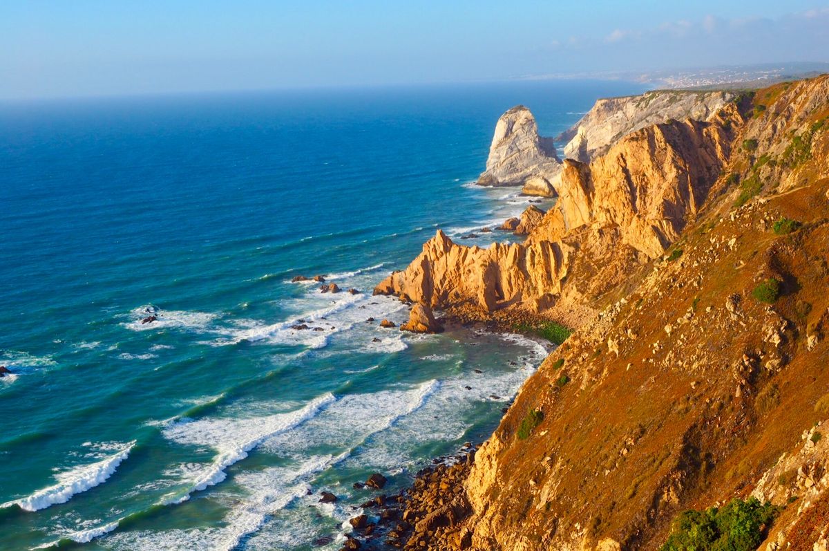 夕日でオレンジ色に染まりつつある、ヨーロッパ大陸最西端のロカ岬。
強風で...