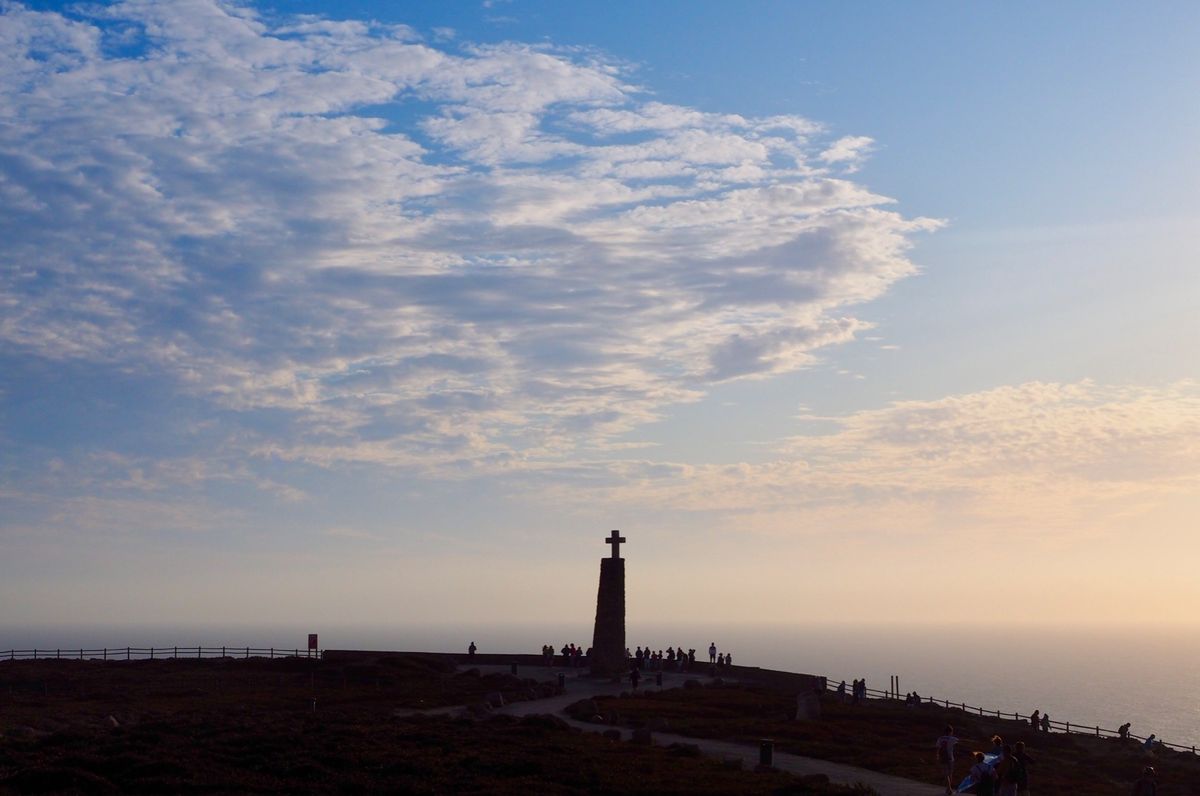 夕日でオレンジ色に染まりつつある、ヨーロッパ大陸最西端のロカ岬。
強風で...