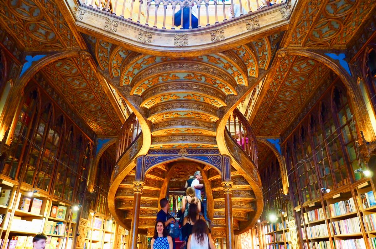 ポルトにある世界一美しいと言われる本屋さん。
リブラリア・レリョ
いま...