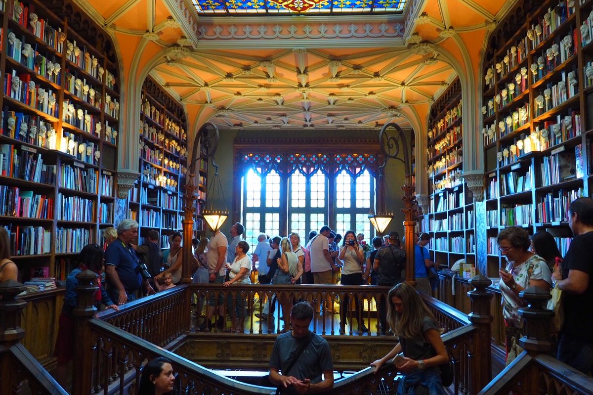 ポルトにある世界一美しいと言われる本屋さん。
リブラリア・レリョ
いま...