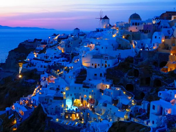 ギリシャ・アテネ、パルテノン神殿「ギリシャ：アテネとサントリーニ島の絶景」の写真：サントリーニ島、イアとフィラの町並み。
...