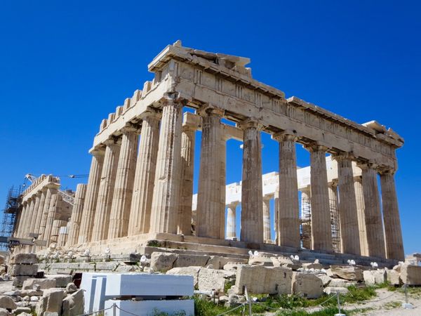 ギリシャ・アテネ、パルテノン神殿「ギリシャ：アテネとサントリーニ島の絶景」の写真：アテネ、パルテノン神殿とプラカ地区の街並み。