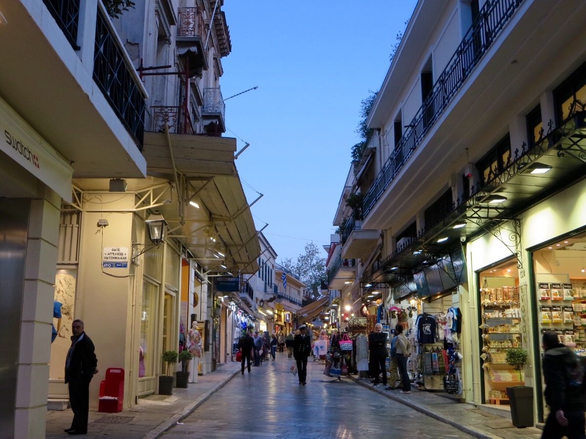 アテネ、パルテノン神殿とプラカ地区の街並み。