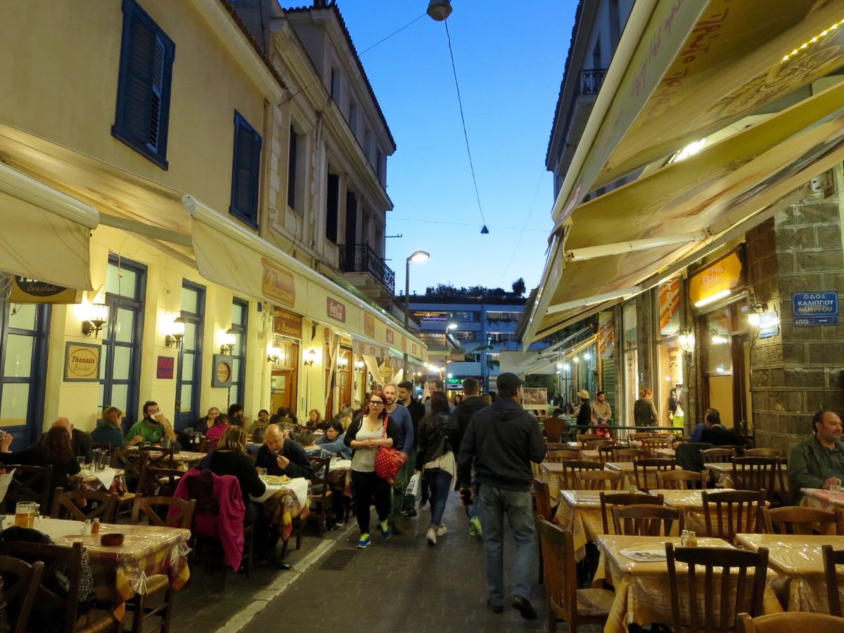 アテネ、パルテノン神殿とプラカ地区の街並み。